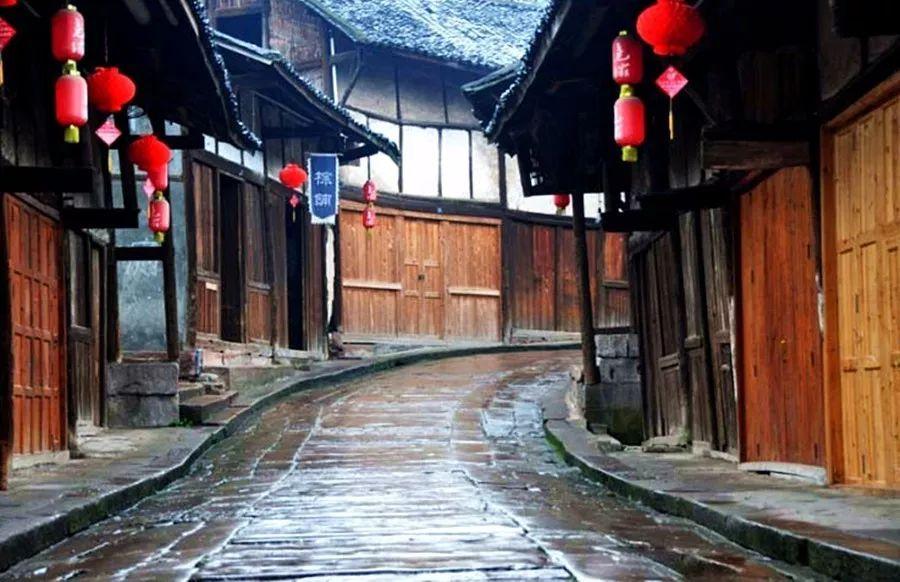 逃离老旧温泉社